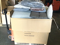 Partij stoel- bankkussens in palletdoos, diverse kleuren - afbeelding 1 van  4
