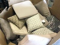 Partij stoel- bankkussens in palletdoos, diverse kleuren - afbeelding 3 van  4