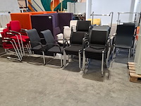 Partij stoelen en bank, o.a. artifort - afbeelding 13 van  14