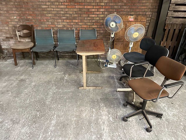 Partij stoelen en ventilatoren - afbeelding 1 van  5