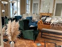 Partij stoelen / fauteuilles / kapstokken, lampen, deco