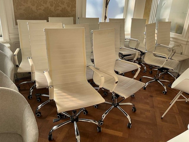 Partij stoelen / fauteuilles / kapstokken, lampen, deco - afbeelding 5 van  23