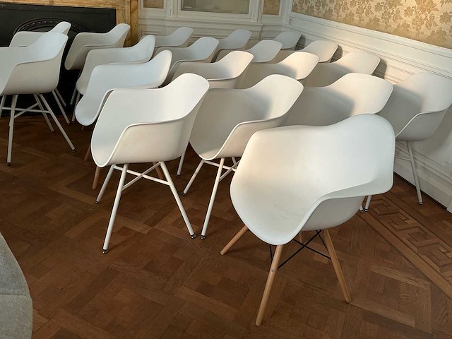 Partij stoelen / fauteuilles / kapstokken, lampen, deco - afbeelding 6 van  23