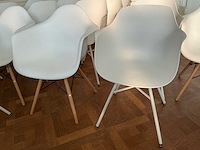 Partij stoelen / fauteuilles / kapstokken, lampen, deco - afbeelding 7 van  23