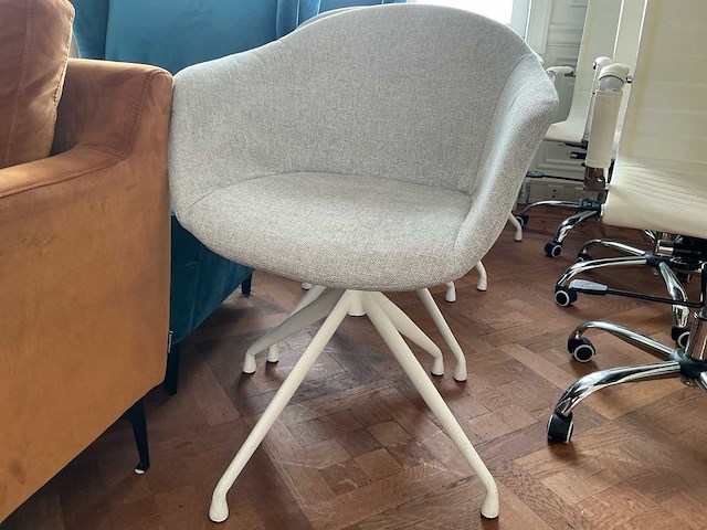 Partij stoelen / fauteuilles / kapstokken, lampen, deco - afbeelding 9 van  23