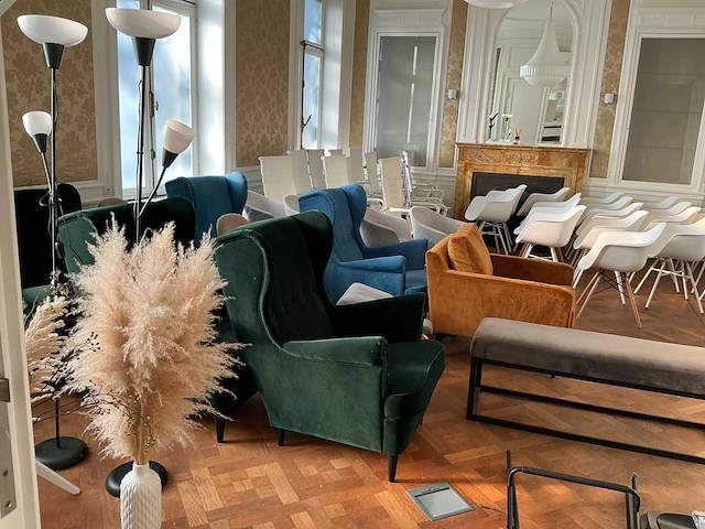 Partij stoelen / fauteuilles / kapstokken, lampen, deco - afbeelding 1 van  23