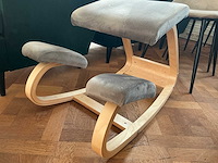 Partij stoelen / fauteuilles / kapstokken, lampen, deco - afbeelding 14 van  23