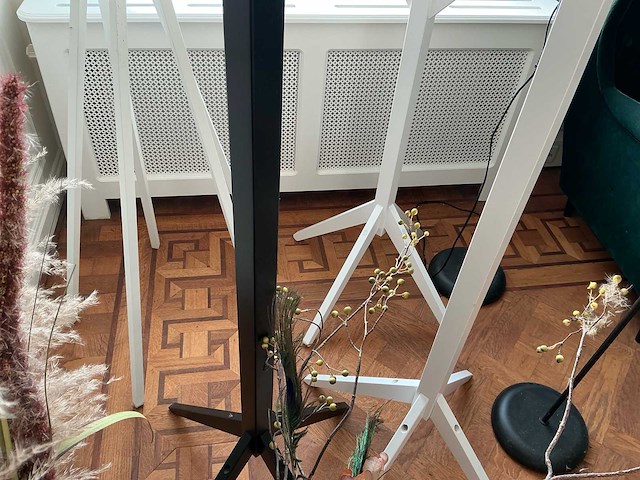 Partij stoelen / fauteuilles / kapstokken, lampen, deco - afbeelding 19 van  23