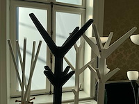 Partij stoelen / fauteuilles / kapstokken, lampen, deco - afbeelding 20 van  23