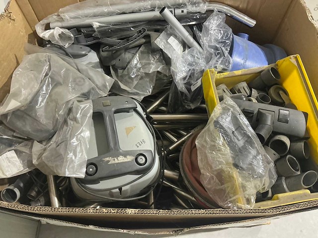 Partij stofzuiger onderdelen - afbeelding 1 van  4