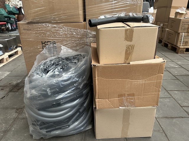 Partij stofzuigerslangen en stofzuigerzakken - afbeelding 1 van  5