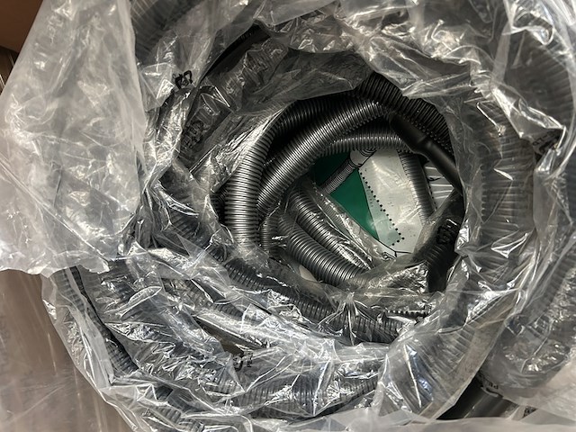 Partij stofzuigerslangen en stofzuigerzakken - afbeelding 2 van  5