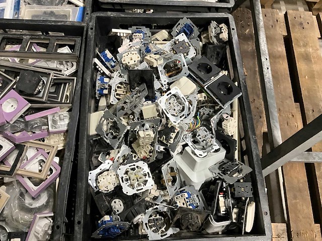 Partij stopcontacten - afbeelding 2 van  5