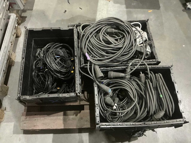 Partij stroom, xlr en combikabels - afbeelding 1 van  5