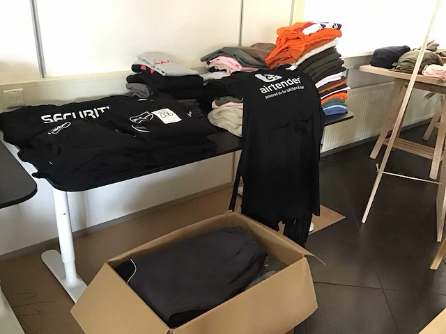 Partij sweaters en joggingbroeken - afbeelding 1 van  7