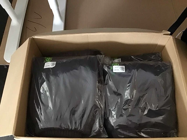 Partij sweaters en joggingbroeken - afbeelding 2 van  7