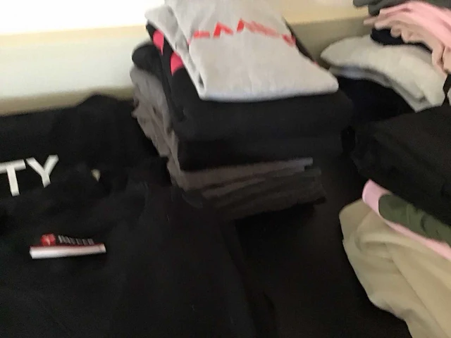 Partij sweaters en joggingbroeken - afbeelding 5 van  7