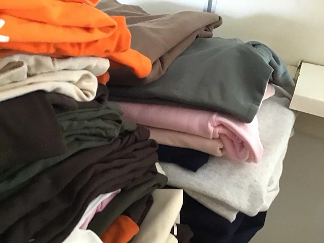 Partij sweaters en joggingbroeken - afbeelding 6 van  7