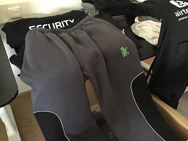 Partij sweaters en joggingbroeken - afbeelding 7 van  7