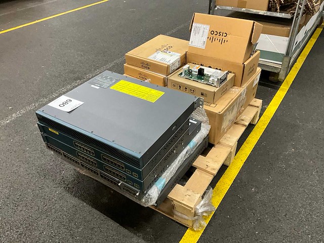 Partij switches -en onderdelen - afbeelding 1 van  5