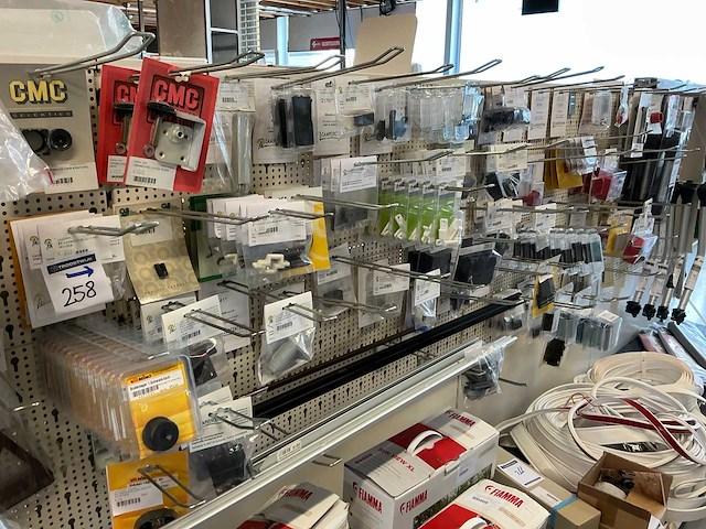 Partij tafel en fietsendrageronderdelen - afbeelding 1 van  17