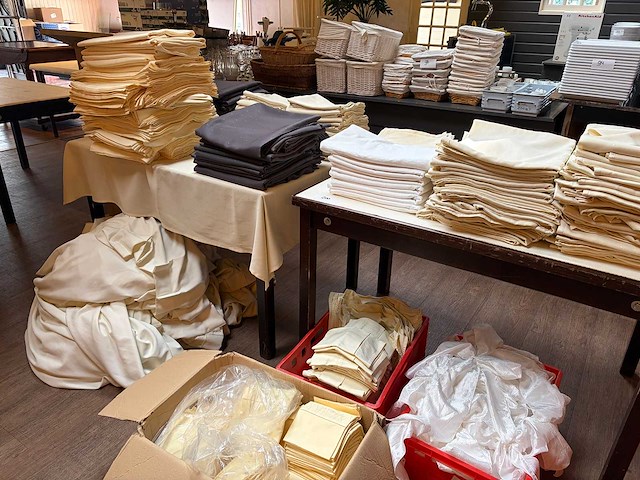 Partij tafel linnengoed en gordijnen - afbeelding 1 van  7