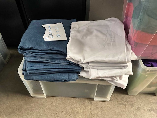 Partij tafelrokken en tafelhoezen - afbeelding 1 van  3