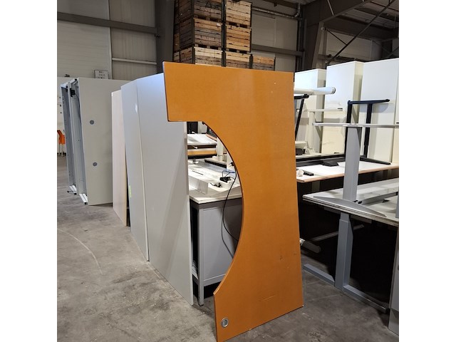 Partij tafels en bureaus - afbeelding 1 van  6