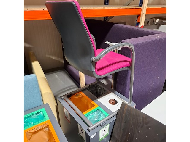 Partij tafels en zitmeubels - afbeelding 5 van  7
