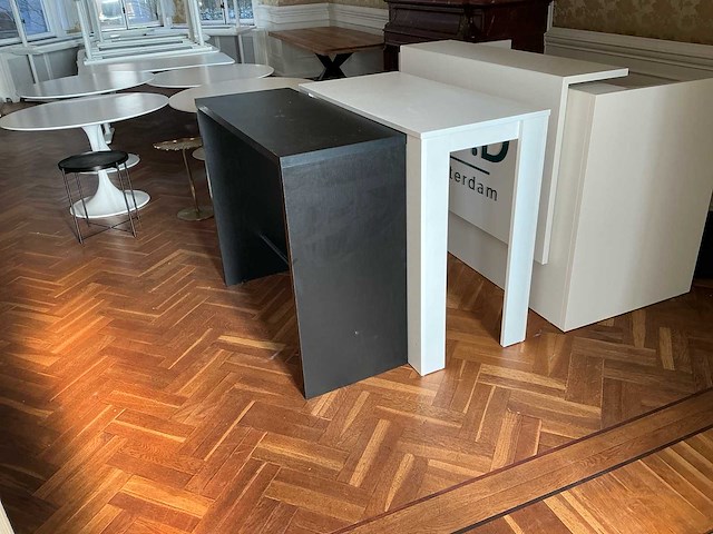 Partij tafels / kasten / bureaus - afbeelding 1 van  14