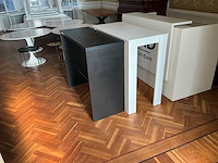 Partij tafels / kasten / bureaus