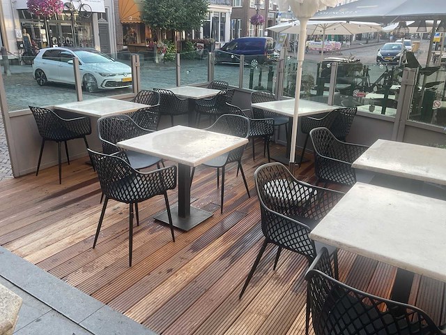 Partij tafels, stoelen en banken - afbeelding 1 van  5