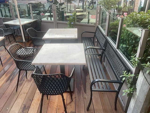 Partij tafels, stoelen en banken - afbeelding 2 van  5