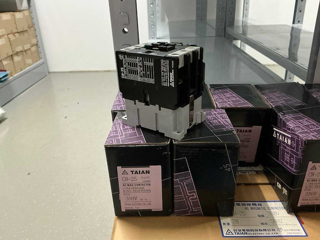 Partij taian ac magnetic contactors cn-25 (49x) - afbeelding 2 van  4