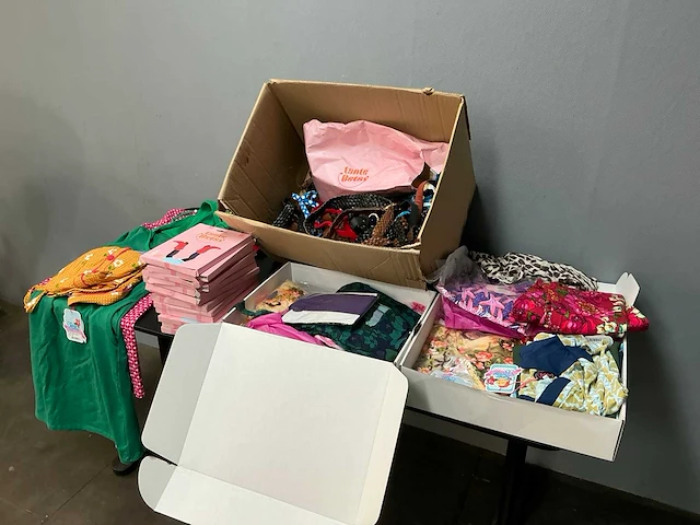 Partij tante betsy kleding en riemen - afbeelding 1 van  9