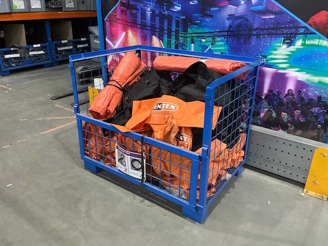 Partij tassen en zeil - afbeelding 1 van  6