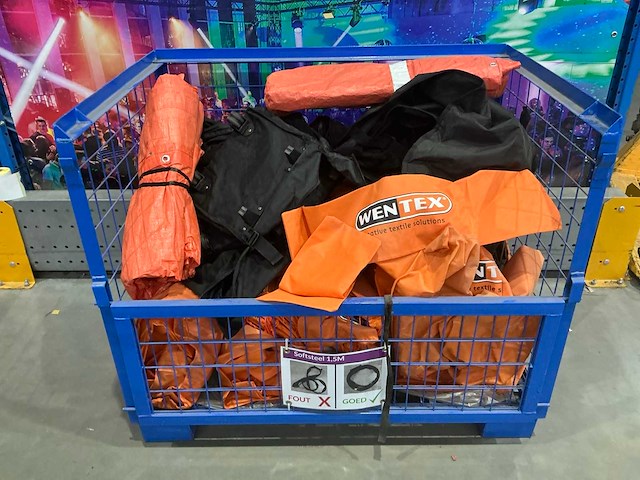 Partij tassen en zeil - afbeelding 2 van  6