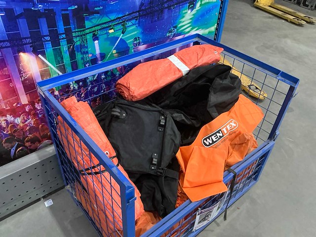 Partij tassen en zeil - afbeelding 3 van  6