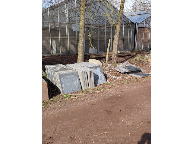 Partij tegels en pallisadebanden - afbeelding 1 van  10