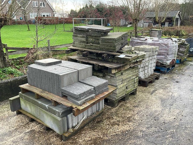 Partij tegels en stenen - afbeelding 1 van  7