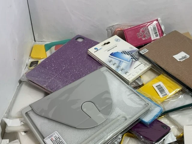 Partij telefoon en tablet hoesjes en accessoires - afbeelding 2 van  7