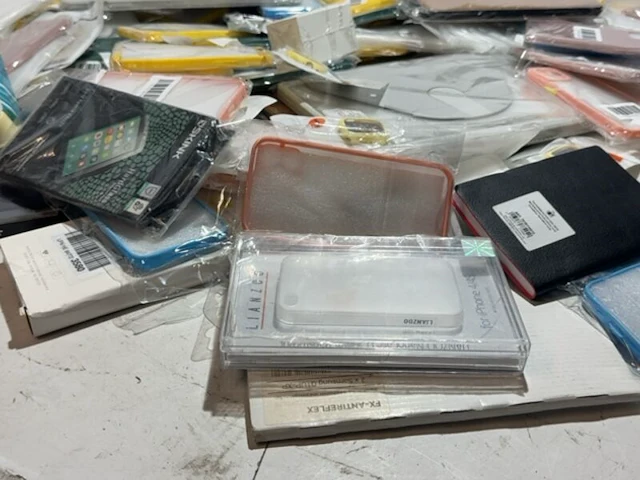 Partij telefoon en tablet hoesjes en accessoires - afbeelding 5 van  7