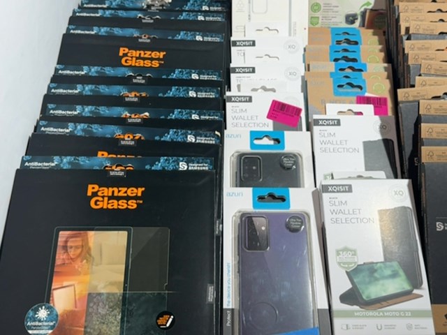 Partij telefoon tablet hoesjes en screen protectors, panzerglass, xqisit, azuri en itskins - afbeelding 4 van  7