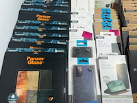Partij telefoon tablet hoesjes en screen protectors, panzerglass, xqisit, azuri en itskins - afbeelding 4 van  7