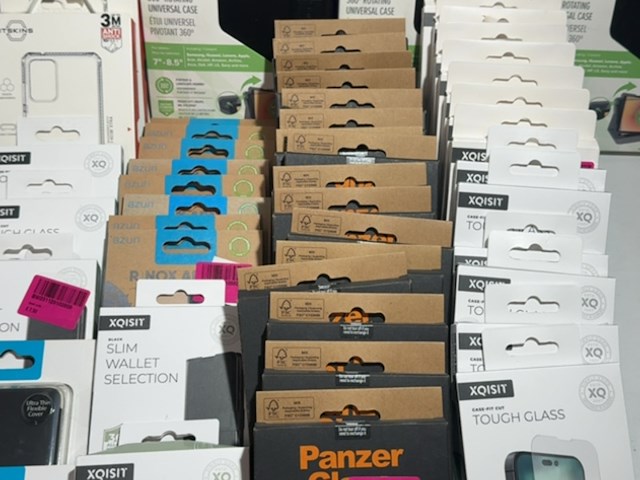 Partij telefoon tablet hoesjes en screen protectors, panzerglass, xqisit, azuri en itskins - afbeelding 6 van  7
