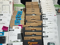 Partij telefoon tablet hoesjes en screen protectors, panzerglass, xqisit, azuri en itskins - afbeelding 6 van  7