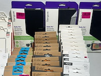Partij telefoon tablet hoesjes en screen protectors, panzerglass, xqisit, azuri en itskins - afbeelding 7 van  7