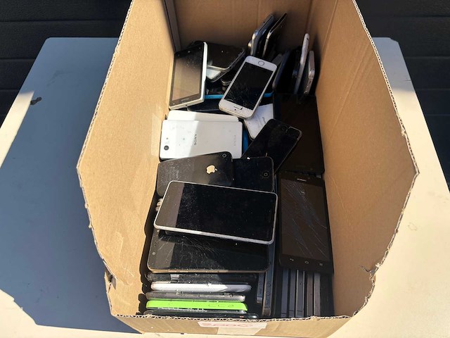 Partij telefoons 100 stuks - afbeelding 1 van  1