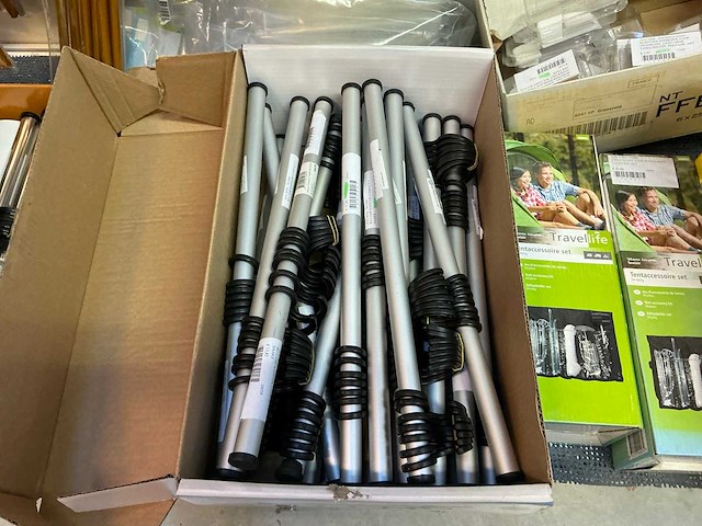 Partij tent-en camperbenodigdheden - afbeelding 2 van  64