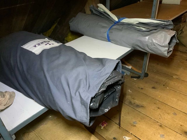 Partij tenten en stokken - afbeelding 6 van  9